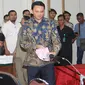 Basuki Tjahaja Purnama atau Ahok berjalan menuju kursi terdakwa untuk menjalani sidang kasus dugaan penodaan agama di Gedung Kementan Jakarta, Selasa (4/4). Sidang ke-17 ini beragenda pemeriksaan terdakwa dan barang bukti (Liputan6.com/Immanuel Antonius)