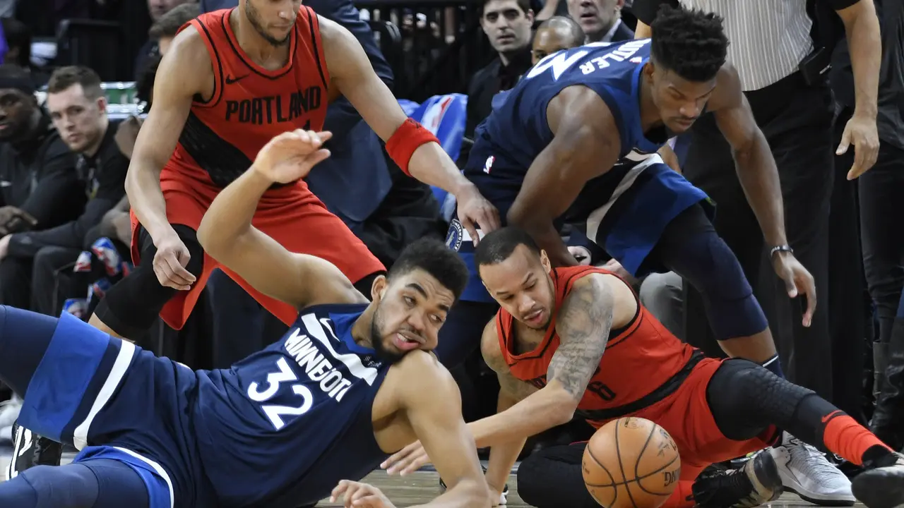 Karl Anthony Towns (32) berebut bola dengan pemain Blazers (AP)