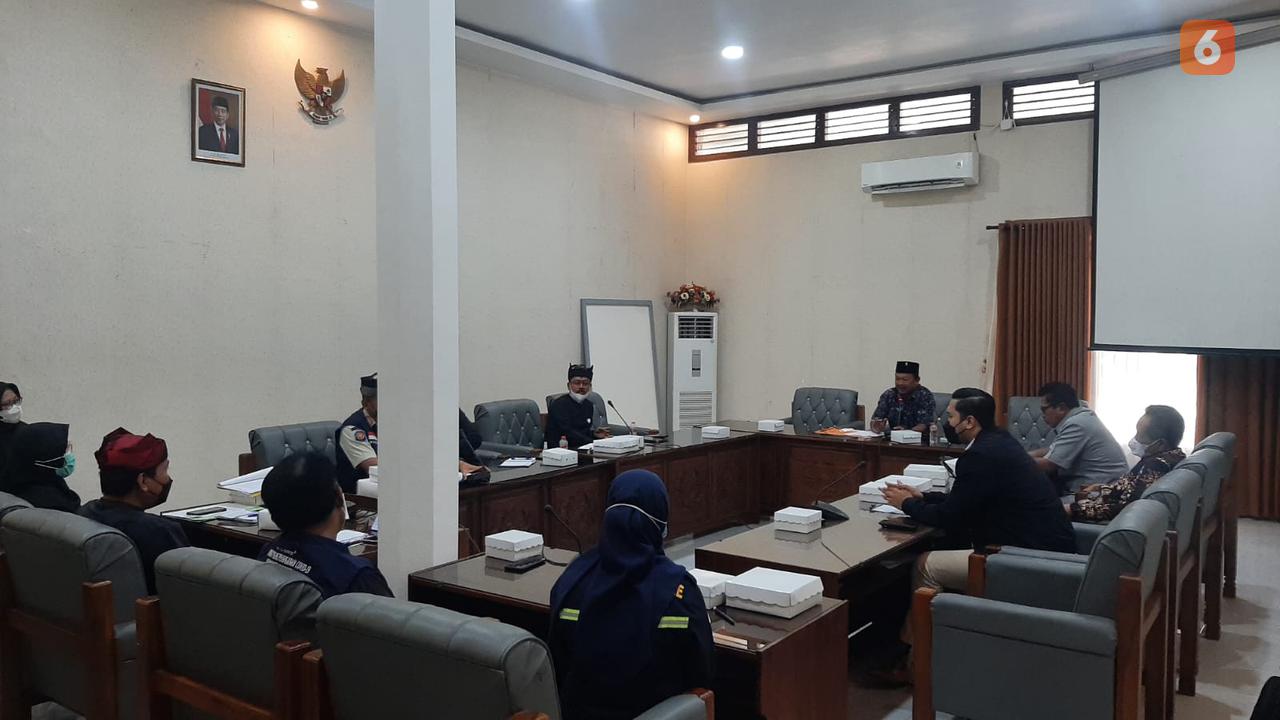 Rapat koordinasi DPRD Banyuwangi bersama  sejumlah SKPD membahas kasus sampah rapid tes  Antigen di Perairan  Ketapang. (Hermawan Arifianto/Liputan6.com)