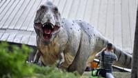 Ponsel Jatuh Berujung Maut, Pria di Spanyol Tewas Terperangkap di Patung Dinosaurus