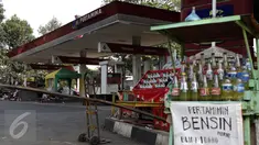 Sebanyak 35 Stasiun Pengisian Bahan Bakar Umum (SPBU) di Jakarta, tutup, Senin (12/10/2015). Tutupnya SPBU tersebut berkaitan dengan menurunnya pelanggan. (Liputan6.com/Yoppy Renato)