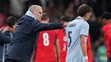 Pelatih Uruguay, Marcelo Bielsa, memberi instruksi kepada Manuel Ugarte dalam pertandingan persahabatan internasional melawan Inggris di London, Sabtu (28/3/2026) dini hari WIB. (AP Photo/Alastair Grant)