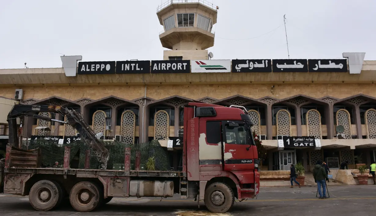 Sebuah truk parkir di depan Bandara Internasional Aleppo, Suriah (21/12). Pembukaan resmi bandara ini  belum bisa dipastikan seiring renovasi yang masih berlangsung mengingat banyak fasilitas rusak. (AFP PHOTO/GEORGE OURFALIAN)