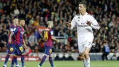 Gerard Pique meledek selebrasi Cristiano Ronaldo pada parade juara Barcelona yang dilangsungkan di Catalunya, Spanyol. Selebrasi Ronaldo untuk menyuruh tenang diperagakan bek Barcelona itu.