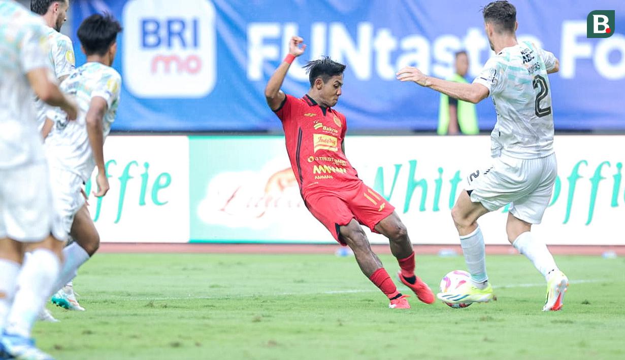 Pemain Persija Jakarta, Firza Andika mencetak gol kedua timnya ke gawang Persib Bandung dalam laga lanjutan BRI Liga 1 2024/2025 di Stadion Patriot Candrabhaga, Bekasi, Minggu (16/02/2025). (Bola.com/M Iqbal Ichsan)