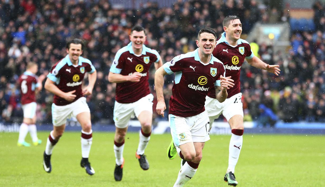 Pemain Burnley, Robbie Brady merayakan golnya ke gawang Chelsea pada lanjutan Premier League di Turf Moor stadium, Burnley (12/2/2017).  Chelsea bermain imbang 1-1 lawan Burnley. (AP/Dave Thompson)