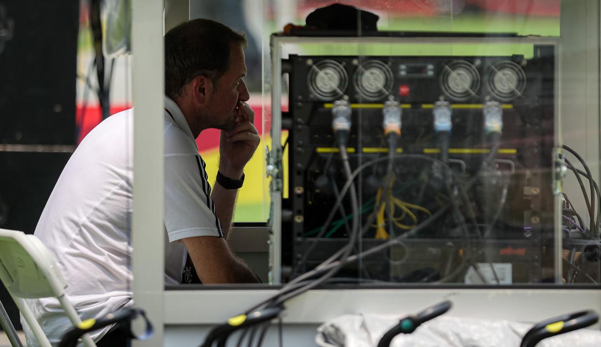 Pasokan listrik telah siap di Stadion Gelora Bung Tomo (GBT) Surabaya, Jawa Timur, Kamis (9/11/2023) untuk mendukung acara pembukaan Piala Dunia U-17 2023 yang akan diselenggarakan pada Jumat, 10 November 2023. (Bola.com/Bagaskara Lazuardi)