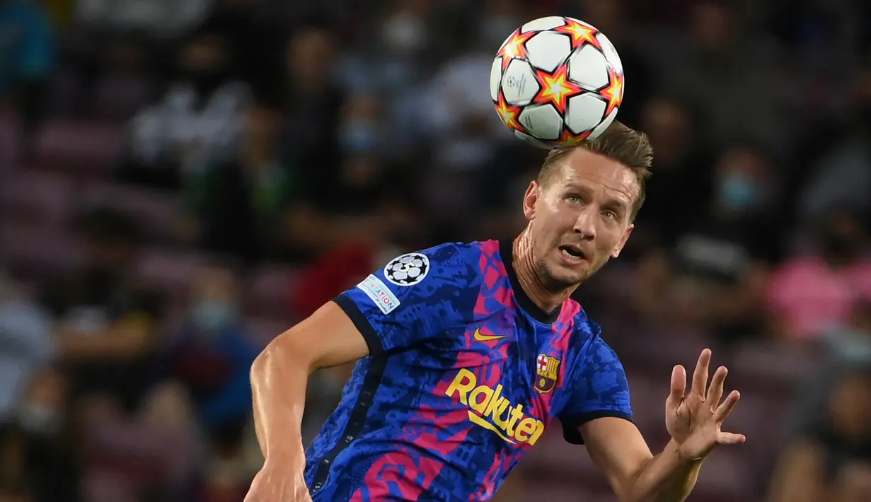 Luuk de Jong. Sriker asal Belanda berusia 31 tahun ini didatangkan dari Sevilla pada awal musim 2021/2022 ini atas permintaan Ronald Koeman. Berstatus pinjaman, performanya tampak biasa-biasa saja. Ia baru melakoni 9 laga di semua ajang dengan torehan 1 gol. (AFP/Lluis Gene)
