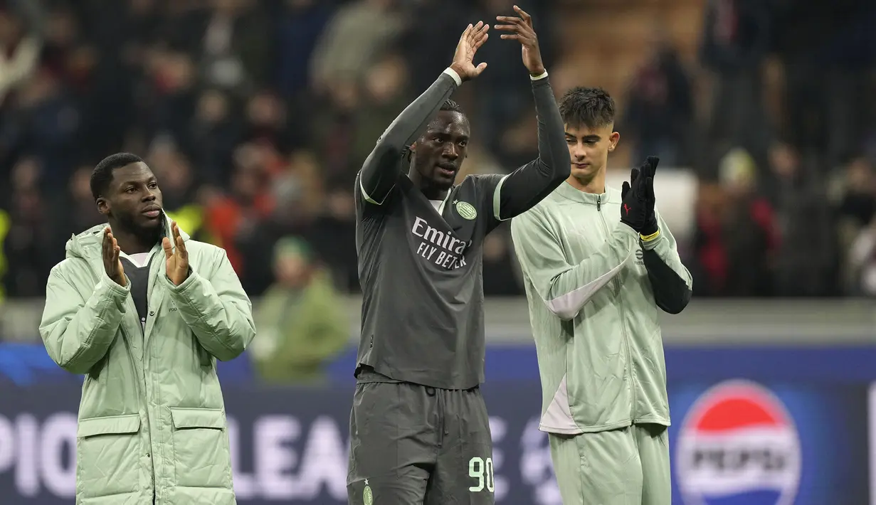 Tammy Abraham (tengah) dan sejumlah pemain AC Milan merayakan kemenangan timnya atas Red Star Belgrade pada laga Liga Champions 2024/2025 di San Siro, Milan, Italia, Kamis (12/12/2024) WIB. (AP Photo/Antonio Calanni)