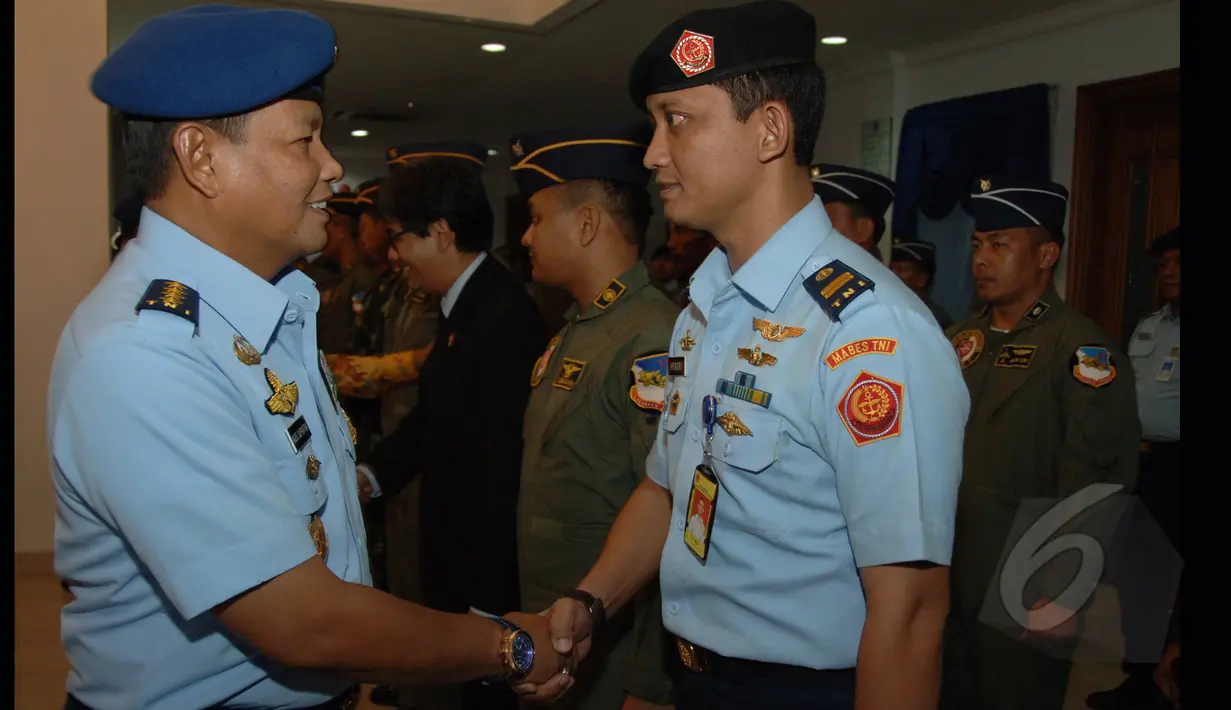 Kepala Staf Angkatan Udara (KSAU) Marsekal TNI Agus Supriatna melepas keberangkatan tim evakuasi WNI dari wilayah Yaman di Lapangan Udara Halim Perdana Kusuma, Jakarta, Kamis (2/4/2015). (Liputan6.com/Herman Zakharia)