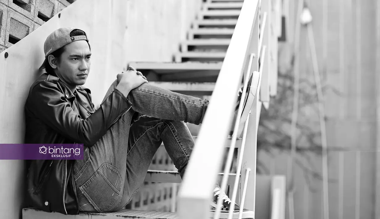 Sejak tahun 2009, Adipati Dolken telah meramaikan industri film Tanah Air. Beberapa film telah dibintangi oleh pria 26 tahun ini. Hingga usianya mendekati kepala tiga, ia masih saja menjadi langganan peran anak SMA. (Adrian Putra/Bintang.com)