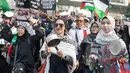 Para peserta aksi juga mengecam keras serangan Israel yang telah menyebabkan krisis kemanusiaan berkepanjangan di Jalur Gaza. (merdeka.com/Arie Basuki)