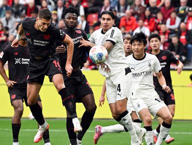 Kevin Diks baru saja meraih hasil penting bersama Borussia Monchengladbach. Die Fohlen meraih hasil imbang 1-1 saat bertandang ke markas Bayar Leverkusen dalam laga pekan keempat Bundesliga 2025/2026, Minggu (21/9/2025) malam. (Federico Gambarini/dpa via AP)