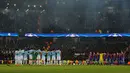 Pemain Manchester City dan FC Basel mengheningkan cipta untuk menghormati kapten Fiorentina Davide Astori yang telah meninggal, sebelum dimulainya Liga Champions leg kedua  di Stadion Etihad, Manchester (7/3). (AP Photo / Rui Vieira)