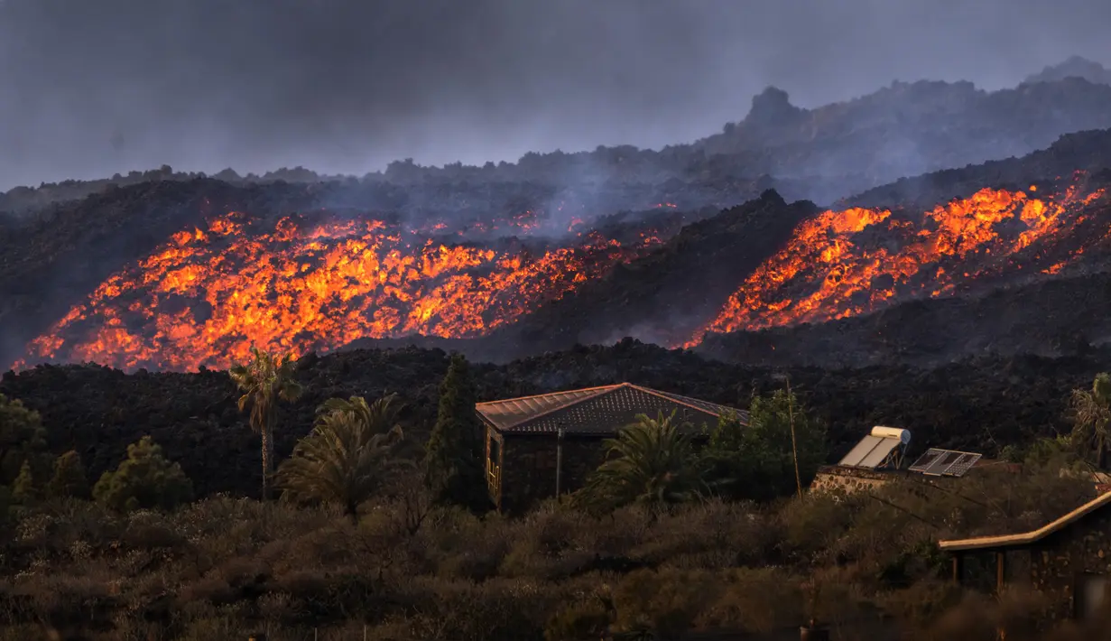 Lava gunung berapi Cumbre Vieja yang meletus mengalir di Pulau Canary La Palma, Spanyol, 28 Oktober 2021. Gunung berapi Cumbre Vieja yang terus meletus mengeluarkan sejumlah besar magma, gas dan abu. (AP Photo/Emilio Morenatti)