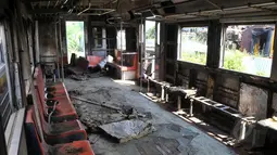 Bagian dalam salah satu gerbong KRL ekonomi bekas yang disimpan di kawasan Stasiun Purwakarta, Jawa Barat, Minggu (17/5/2015). (Liputan6.com/Herman Zakharia) 
