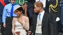 Duke dan Duchess of Sussex, Pangeran Harry dan Meghan Markle menghadiri pesta kebun Istana Buckingham di London, Selasa (22/5). Meghan juga memakai stocking warna kulit, mengikuti cara berbusana Putri Inggris lainnya. (Dominic Lipinski/Pool Photo via AP)