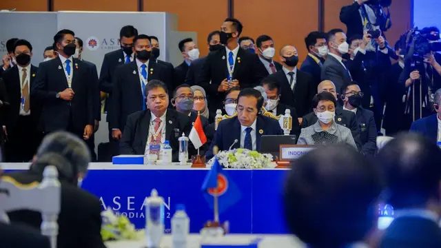 Menteri Koordinator Bidang Perekonomian Airlangga Hartarto kembali mendampingi Presiden Joko Widodo (Jokowi) dalam KTT ASEAN Plus Three (APT) yang digelar pada Sabtu (12/11/2022). (Dok ekon.go.id)