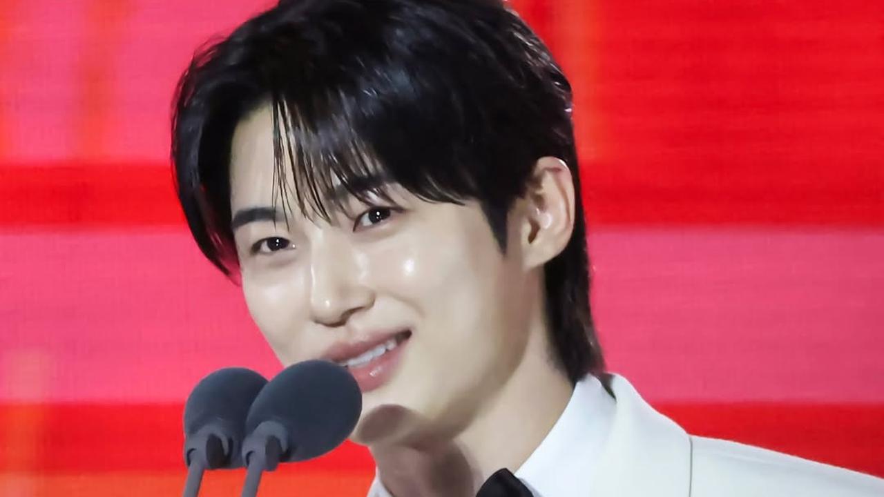 7 Potret Byeon Woo Seok di Baeksang Arts Awards 2025 dengan Outfit Jas Putih Penuh Pesona