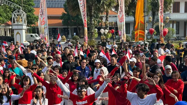 Erick Thohir (Ketua Umum PSSI), Ratu Tisha (Waketum PSSI), dan Eric Cahyadi (Walikota Surabaya) Turut Menyemarakkan Trophy Experience FIFA U-17 WORLD CUP INDONESIA 2023™ bersama Flash Mob di Taman Apsari, Surabaya.