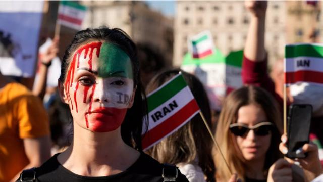 Orang-orang menggelar protes terhadap kematian Mahsa Amini, seorang perempuan yang meninggal saat berada dalam tahanan polisi di Iran, selama unjuk rasa di Roma tengah, 29 Oktober 2022. (AP Photo/Gregorio Borgia)