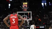 Pemain San Antonio Spurs dan Toronto Raptors membuang 24 detik sebagai penghormatan bagi Kobe Bryant. (AP Photo/Eric Gay)