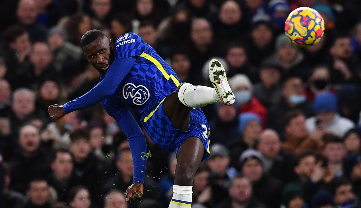 Chelsea terpaksa harus kehilangan bek tengah tangguhnya, Antonio Rudiger pada musim panas 2022. Bahkan, pemain asal Jerman tersebut dilepas menuju ke Real Madrid dengan status bebas transfer atau gratis. Padahal, The Blues kala itu harus menebus harga 38 juta euro dari AS Roma pada 2017 lalu. Rudiger sendiri berhasil tampil konsisten selama di Stamford Bridge bahkan mampu memberikan sejumlah titel bergengsi untuk Chelsea. (AFP/Ben Stansall)