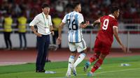 Pelatih Timnas Indonesia, Shin Tae-yong, saat memberikan instruksi kepada para pemainnya dalam laga kontra Argentina di FIFA Matchday yang digelar di Stadion Utama Gelora Bung Karno (SUGBK) Senayan, Jakarta, Senin (19/6/2023) malam WIB. (Bola.com/Bagaskara Lazuardi)