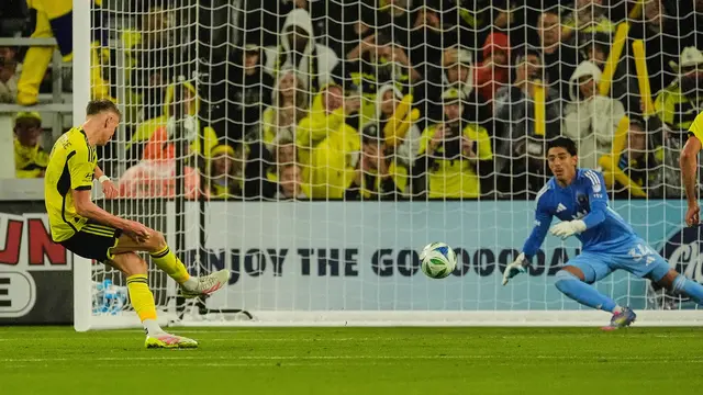 Pemain Nashville SC Sam Surridge mengeksekusi penalti ke gawang Inter Miami di laga kedua ronde pertama playoff MLS Eastern Conference di Geodis Park, Minggu (02/11/2025). (AP Photo/George Walker IV)