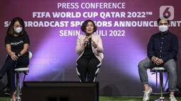 Direktur SCM Harsiwi Achmad (tengah) bersama VP Marketing Tokopedia Hilda Kitti (kiri) dan Managing Director Gopay Budi Gandasoebrata menyampaikan keterangan pers terkait SCM Broadcast Sponsors Announcement Piala Dunia 2022 di Jakarta, Senin (18/7/2022). (Liputan6.com/Johan Tallo)