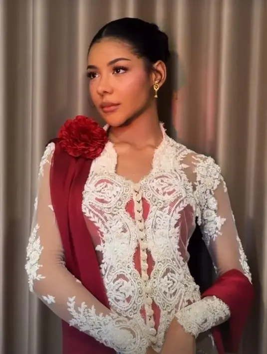 Zsa Zsa Utari kenakan kebaya full bordir putih denga inner korset merah dan selendang bahu merah [@zsazsautari]