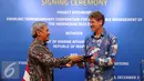 Sekjen KKP, Sjarief Widjaja (kiri) menyerahkan nota kerjasama kepada Kepala Perwakilan FAO untuk Indonesia dan Timor Leste, Mark Smulders usai menandatangani proyek kerjasama di Jakarta, Rabu (28/12). (Liputan6.com/Helmi Fithriansyah)
