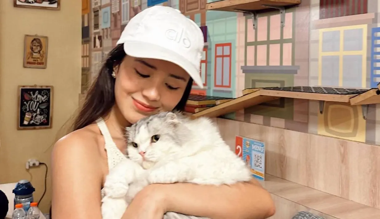 Sebagai salah satu cat lover, Beby Tsabina memang beberapa kali membagikan momen serunya saat bersama kucing. Ia pun kerap membagikan potretnya saat memeluk hewan berbulu ini dalam media sosial Instagramnya. (Liputan6.com/IG/@bebytsabina)