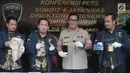 Kabid Humas Polda Metro Jaya, Kombes Pol Argo Yuwono berserta jajaran menunjukkan barang bukti saat rilis kasus pencurian serta melawan petugas di Jakarta, Jumat (9/8/2019). Subdit Umum/Jatanras Dit Reskrimum PMJ berhasil mengamankan 2 tersangka. (Liputan6.com/Faizal Fanani)