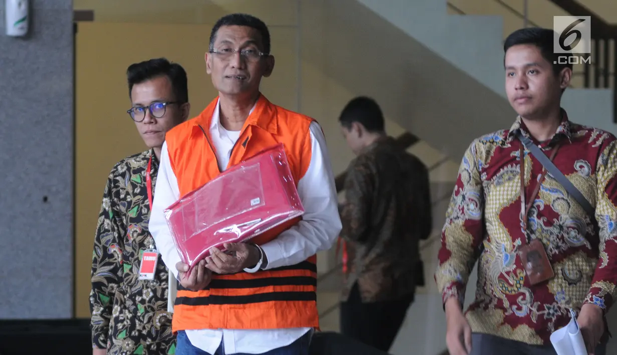 Bupati Kudus Muhammad Tamzil usai menjalani pemeriksaan oleh penyidik di Gedung KPK, Jakarta, Rabu (28/8/2019).  Muhammad Tamzil diperiksa sebagai tersangka terkait kasus suap pengisian jabatan perangkat daerah Kabupaten Kudus tahun 2019. (merdeka.com/Dwi Narwoko)