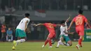 <p>Pemain Timnas Indonesia U-19, Muhammad Ferrari (dua kanan) berebut bola dengan pemain Myanmar, Thein Zaw Thiha dalam pertandingan babak penyisihan Grup A Piala AFF U-19 yang berlangsung di Stadion Patriot Candrabhaga, Bekasi, Minggu (10/7/2022). (Bola.com/M Iqbal Ichsan)</p>