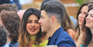 Nick Jonas membawa Priyanka Chopra untuk menemaninyas aat hadir di pernikahan sang sepupu, Rachel Tamburellu di New Jersey. (Jackson Lee / SplashNews.com/ E! News)