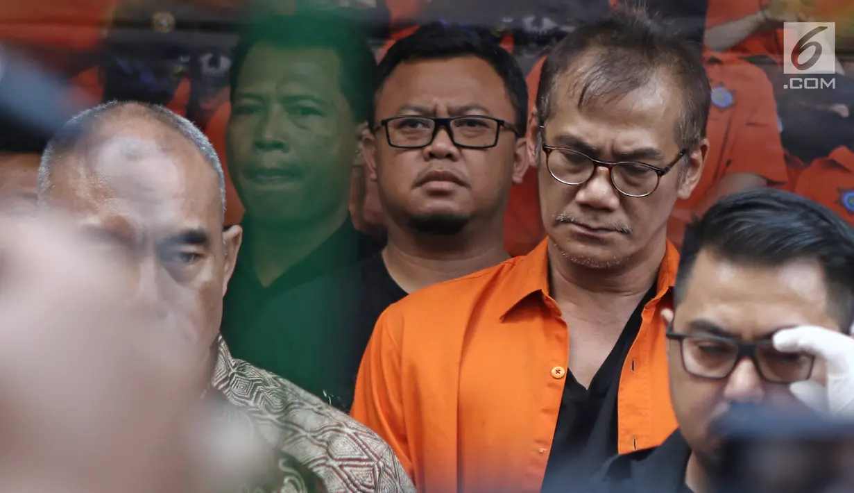 Tersangka Tio Pakusadewo saat jumpa pers di Dit Narkoba Polda Metro Jaya, Jakarta, Jumat (22/12). Aktor Tio Pakusadewo di tangkap polisi terkait kepemilikan tiga bungkus plastik klip sabu 1,06 gram. (Liputan6.com/Herman Zakharia)