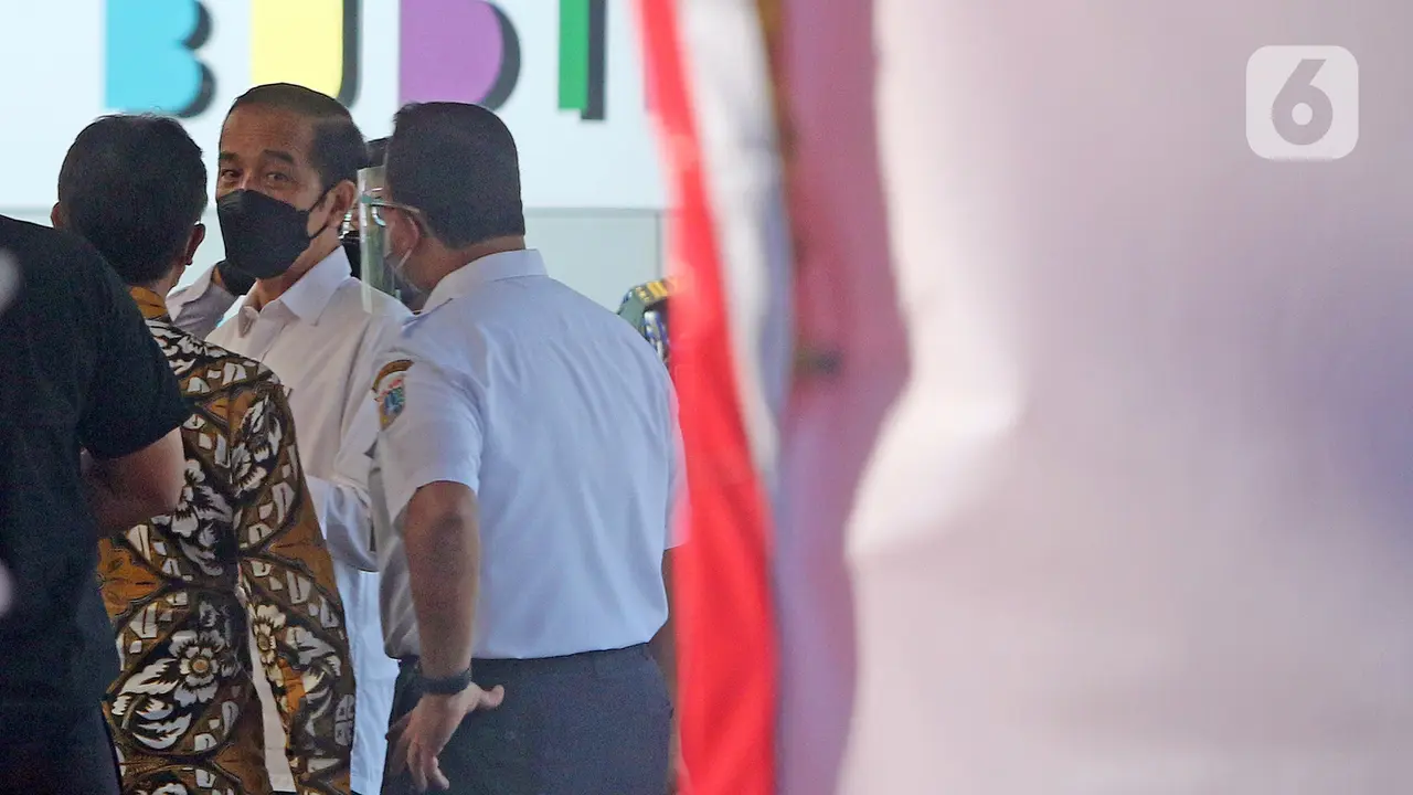 FOTO: Jokowi Tinjau Vaksinasi COVID-19 Massal di Terminal Kampung Rambutan