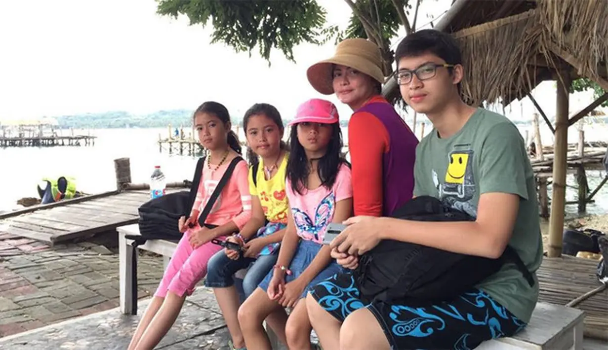 Kenangan tak terlupakan Inez saat masih pacaran. Inez yang telah menjadi model saat itu menunggu dijemput oleh Adi. "Saya nunggu dia sampai kampus sepi di parkiran. Tiga jam lebih saya nunggu dia," kenang Inez Tagor. (dok. Pribadi)