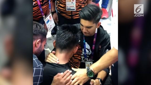 Mohd Al Jufferi Jamari, pesilat Malaysia, pilih mengundurkan diri dua detik sebelum pertandingan selesai dengan alasan juri dianggap tidak adil dalam hal penilaian.