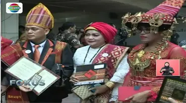 Pernikahan adat Bobby dan Kahiyang pada Sabtu (25/11) dihiasi dengan beragam busana adat para tamu dari berbagai daerah di Indonesia.