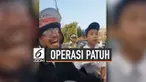 Seorang bapak menangis ketika petugas melakukan razia dalam Operasi Patuh di Makassar, Sulawesi Selatan. Menurut petugas, sang bapak malu karena anaknya tidak mengenakan helm.