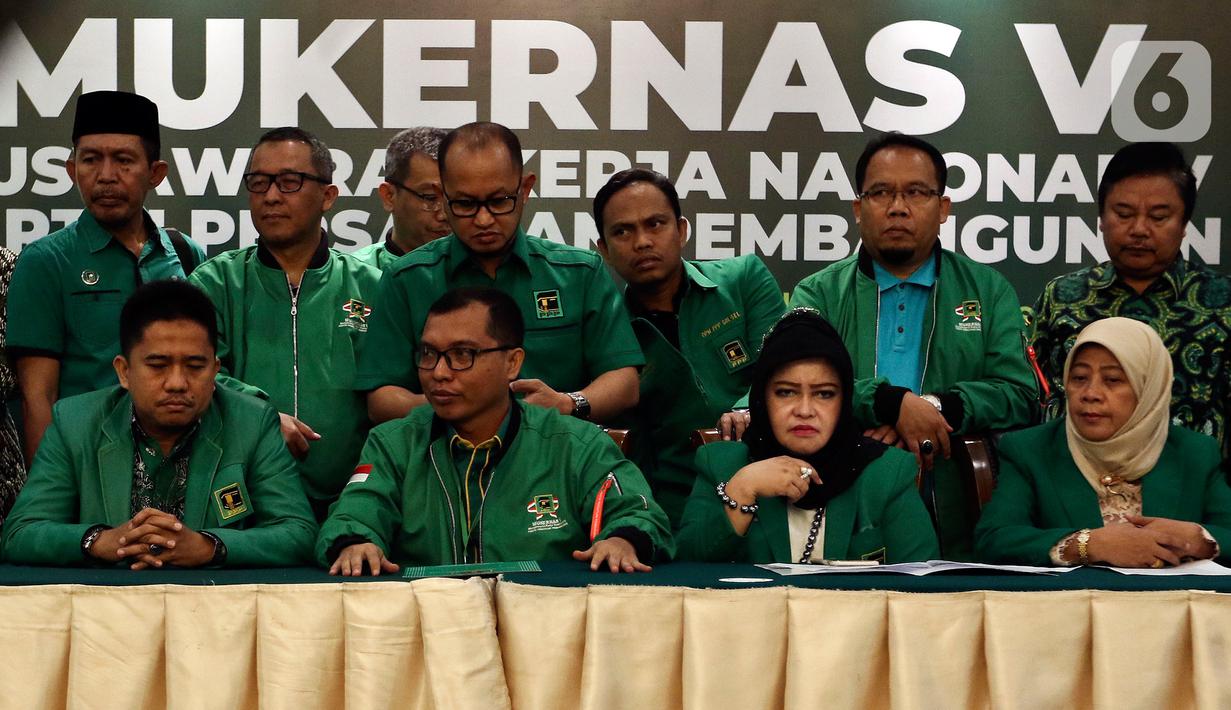 Wakil Ketua PPP Fernita Darwis bersama Wakil Sekretaris Jenderal PPP, Achmad Baidowi dan sejumlah Kader PPP memberikan keterangan pers disela Musyawarah Kerja Nasional (Mukernas) V PPP di Jakarta, Minggu (15/12/2019). Mukernas V PPP resmi ditutup hari ini. (Liputan6.com/Johan Tallo)