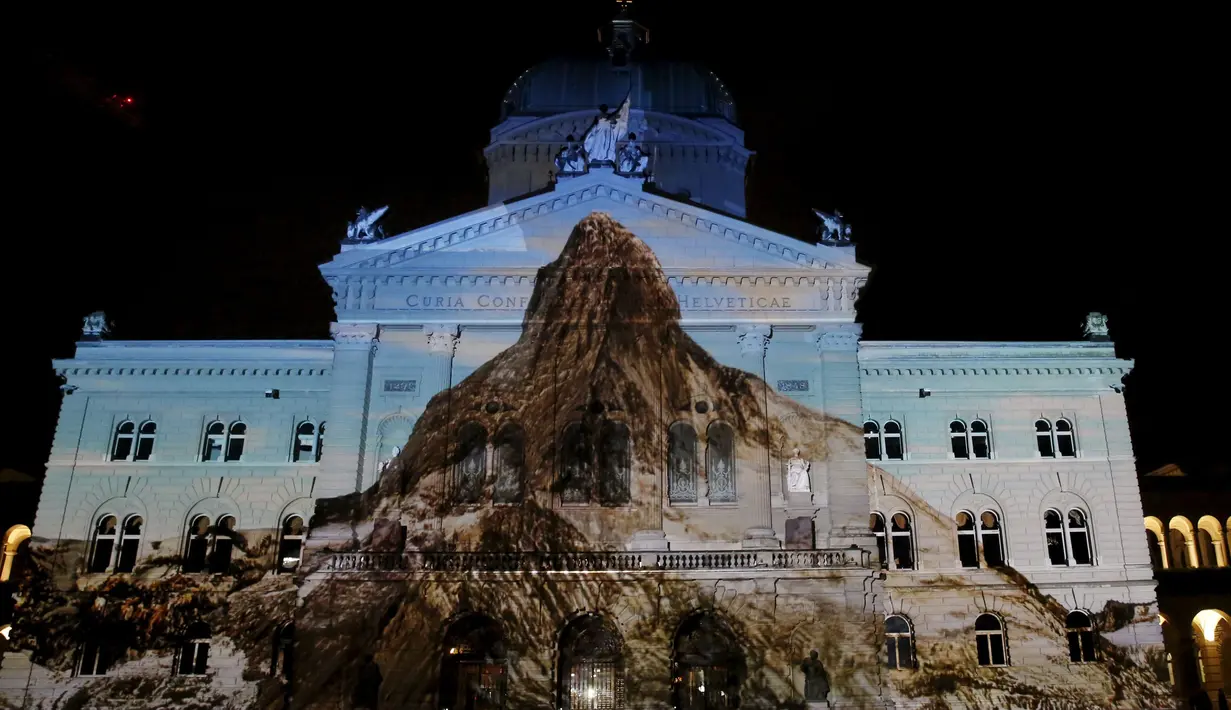 Gedung Parlemen Swiss dirubah menjadi sebuah pemandangan gunung hasil proyeksi raksasa atau "The Jewel of the Mountains " di Bern, Swiss, Kamis (15/10/2015).  Gedung akan diterangi proyeksi setiap malamnya hingga 29 November 2015. (REUTERS/Ruben Sprich)