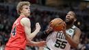 Pebasket Chicago Bulls, Lauri Markkanen, berusaha melewati pebasket Boston Celtics, Greg Monroe, pada laga NBA di Stadion United Center, Selasa (6/3/2018). Celtics menang 105-89 atas Bulls. (AP/Charles Rex Arbogast)