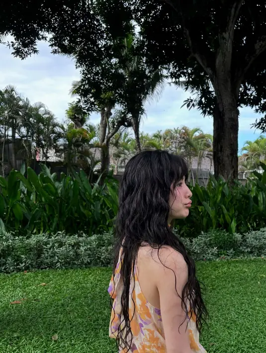 <p>Dalam foto-foto tersebut, Nana tampak menikmati waktu luang di tengah cuaca yang cerah dan menampilkan sosok serta tubuhnya yang tampak bersih dari tato. (Foto: Instagram/ jin_a_nana)</p>