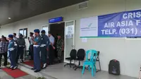 Bandara Juanda Perketat Penjagaan Posko Crisis Center AirAsia. (Hanz Jimenez/Liputan6.com)