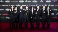 Stray Kids berpose di karpet merah dalam acara&nbsp; Mama Awards 2022 di Osaka (29/11/2022). (AFP/Yuichi Yamazaki)