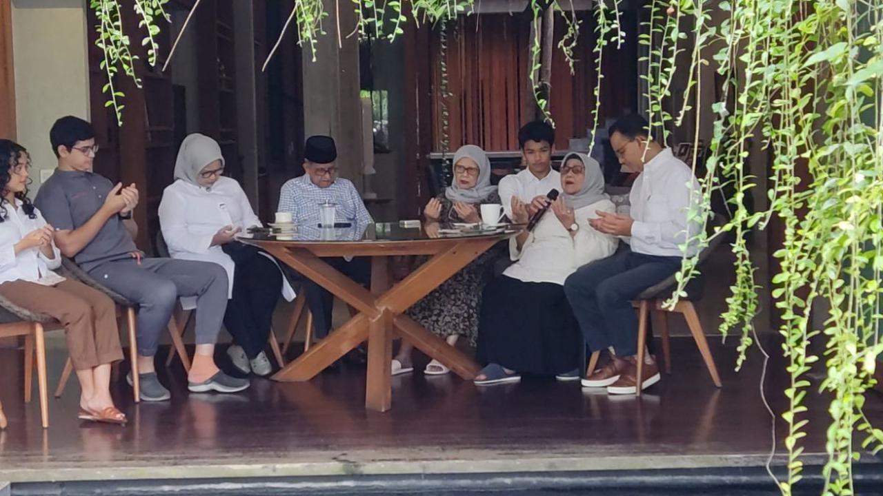 Setelah itu, sang ibunda membacakan doa. Ibunda mendoakan perjalanan Anies selama Pilpres 2024 dilancarkan.